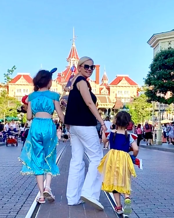 La Disneyland, cu fiicele ei, Erica și Maria. FOTO: Instagram