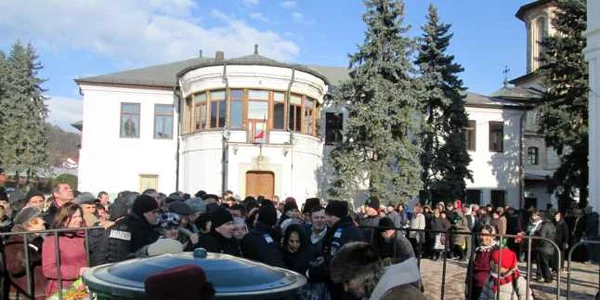 Râmnicenii s-au împins cu jandarmii pentru o sticlă de agheasmă