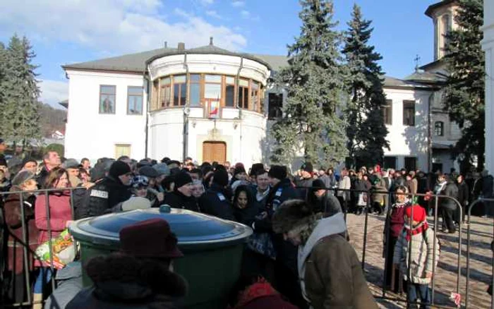 Sute de râmniceni au mers să ia agheasmă de la Arhiepiscopie. Foto Adevarul