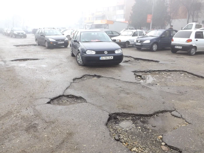 Parcarea Spitalului Judeţean de Urgenţe din Turnu Severin FOTO Corina Macavei