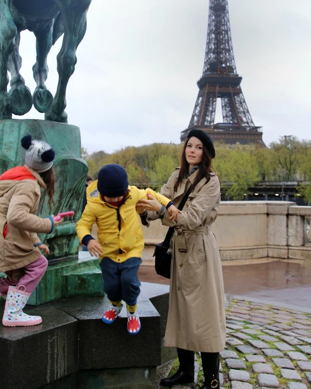 Chiar daca au prins vreme ploioasa, Anca si copiii s-au bucurat de vizita la Disneyland