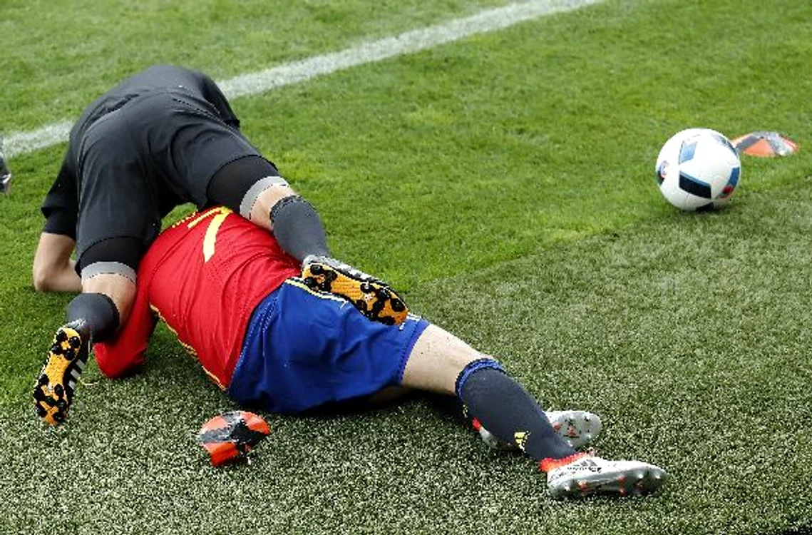 
    Arbitrul asistent s-a prabusit peste MorataFOTO: AP  
