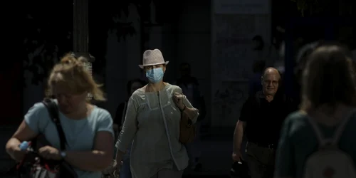 Mască medicală coronavirus COVID 19 în spaţii deschise FOTO Inquam Photos / Octav Ganea