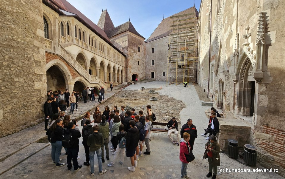 Castelul Corvinilor, transformare uimitoare. Turiștii găsesc totul schimbat în curtea medievală VIDEO