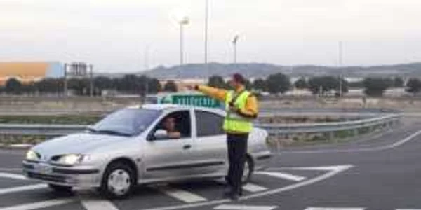 Petrică dirijează clienţii în parcarea unui hipermarket din Zaragoza