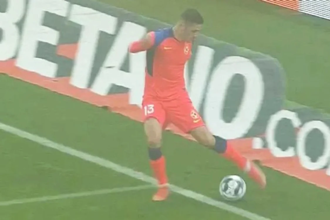 
    Dumiter a scăpat mingea în afara terenului înainte de a centra la faza celui de-al doilea penaltyCatură video Digi Sport  
