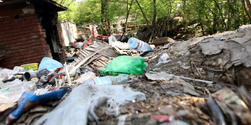 Ţara e asediată de mormane întregi de gunoaie