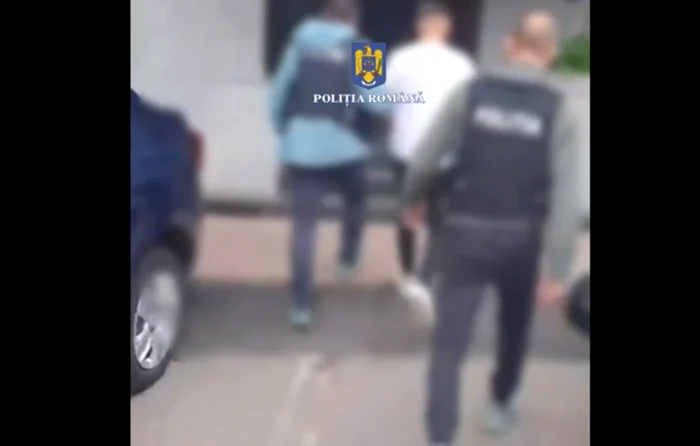 Individul a fost reținut. FOTO captură video Poliția Română