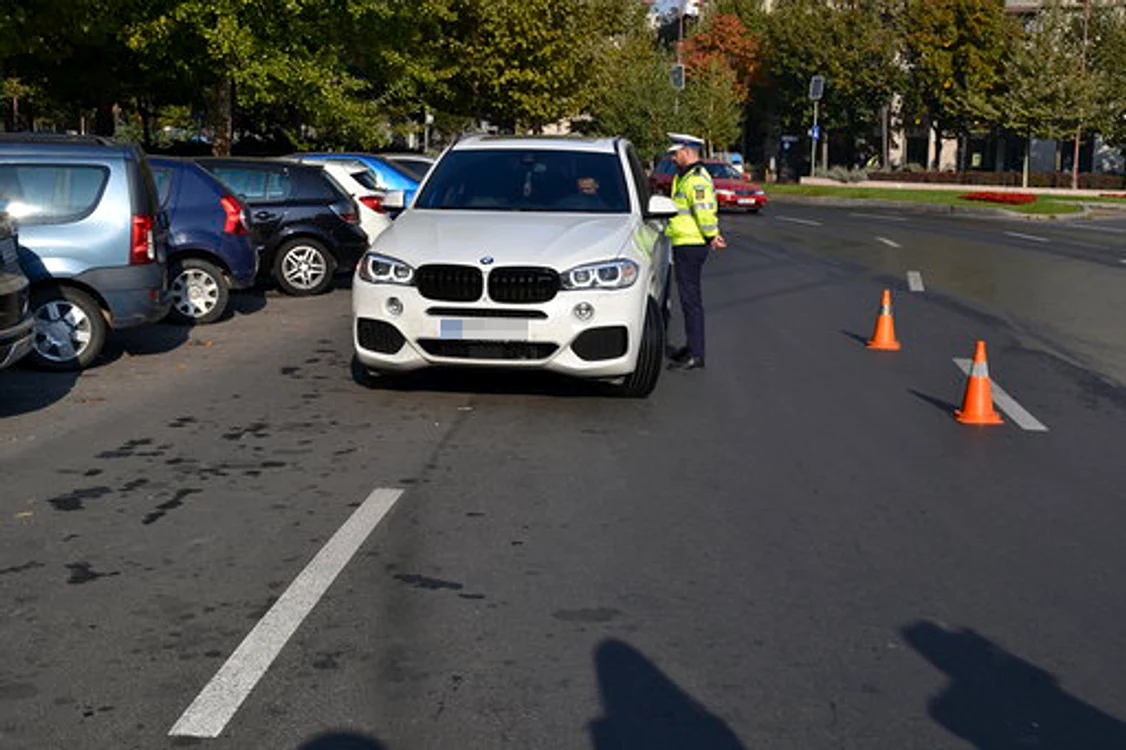 
    Șoferii care nu purtau centura de siguranță sau vorbeau la telefon au fost opriți de polițiști în Piața Alba Iulia, din CapitalăFotografii: Brigada Rutieră  