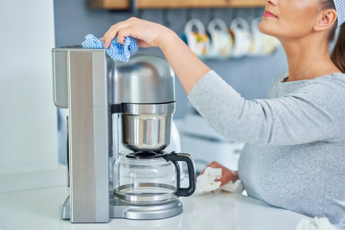 Cafetiera acumulează depuneri de calcar din apă și trebuie curățagtă regulat FOTO Shutterstock
