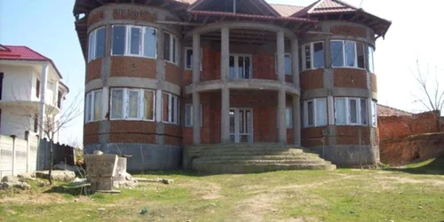 Majoritatea palatelor construite în Sadova sunt fără autorizaţie de construcţie