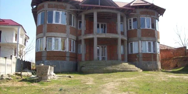 Majoritatea  palatelor  construite  în  Sadova  sunt  fără  autorizaţie de construcţie