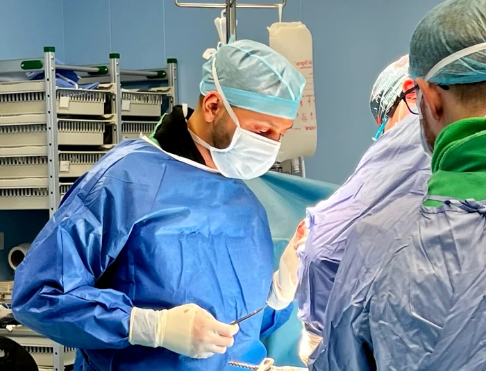 Medicul Raul Doroftei în sala de operație
