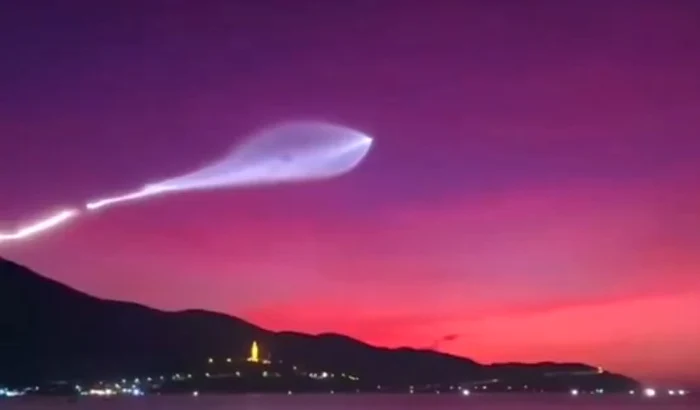 VIDEO Fenomen ceresc spectaculos: „Meduza spațială” filmată după lansarea unei rachete