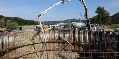 pod feroviar lesnic santier