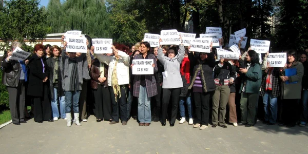 Unii angajaţii ai DGPDC protestează, alţii încasează sporuri