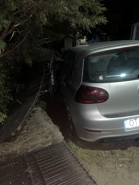 Maşina a suferit avarii grave, iar gardul a fost pus la pământ FOTO: martor