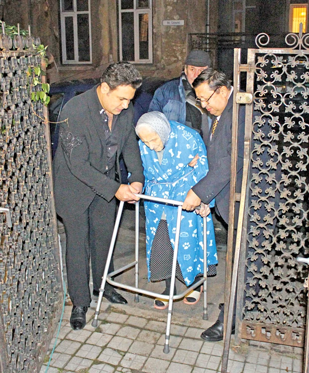 
    Ionuț a avut mereu grijă  ca bunica lui, Didina, să  aibă mâncare în frigider  și medicamente  