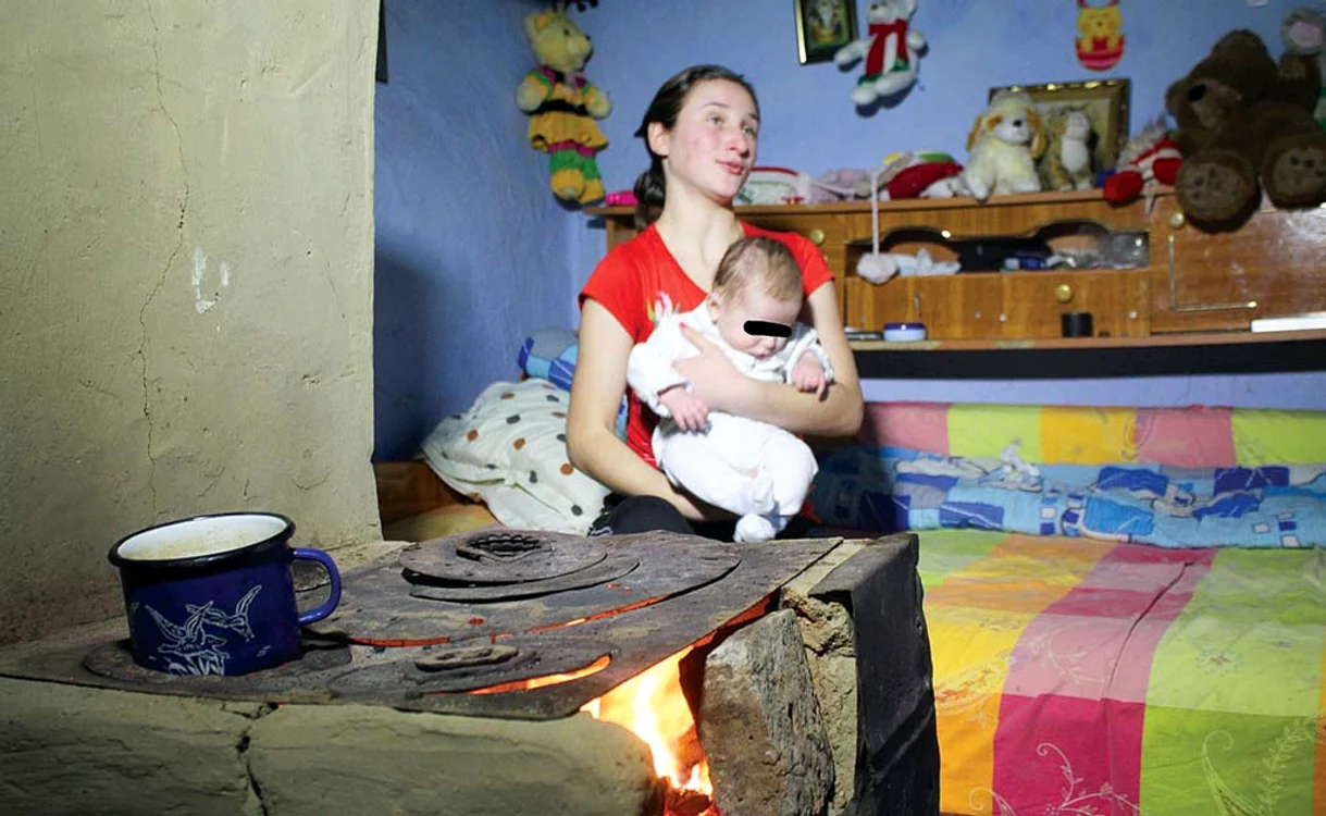 
    Ana Maria a terminat clasa a şasea,  iar acum îşi îngrijeşte cu dragoste  bebeluşul. Tatăl are 21 de ani şi  munceşte din greu pentru a-i întreţine  