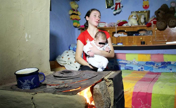 Ana Maria a terminat clasa a şasea, iar acum îşi îngrijeşte cu dragoste bebeluşul. Tatăl are 21 de ani şi munceşte din greu pentru a-i întreţine