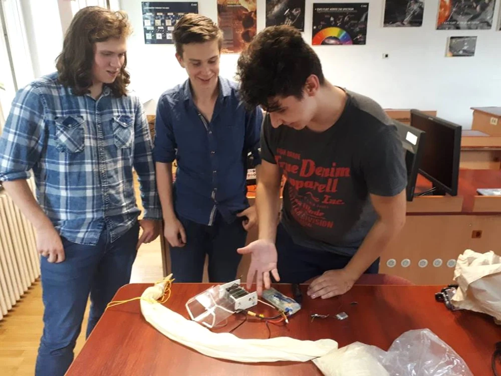 Trei liceeni de la CN de Informatică lucrează la proiectul C4ts in Space FOTO: Florin Jbanca