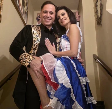 Magdalena și Dinu Maxer petrec Ziua Îndrăgosțiților la cabaret foto: Facebook 