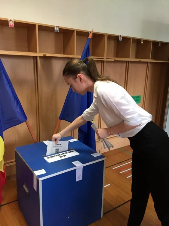 Primul vot al Daianei. FOTO: Arhivă personală