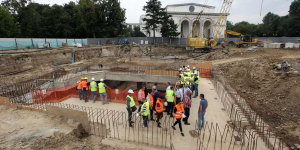 Sfânta Filofteia utilajul cârtiţă TBM care a săpat metroul din Drumul Taberei a iesit la suprafata FOTO Sever Gheorghe