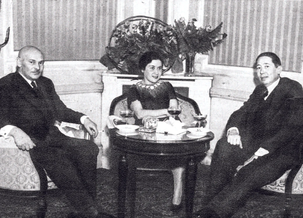 3 decembrie 1934,  Bucureşti. Nicolae Titulescu,  ministrul român al Afacerilor Străine,  întreţinându-se cu Mihail Semionovici Ostrovski,  trimis extraordinar şi ministru plenipotenţiar al URSS la Bucureşti,  şi soţia acestuia,  cu ocazia sosirii diplomatului sovietic în România (Fundaţia Europeană Titulescu – www.titulescu.eu)