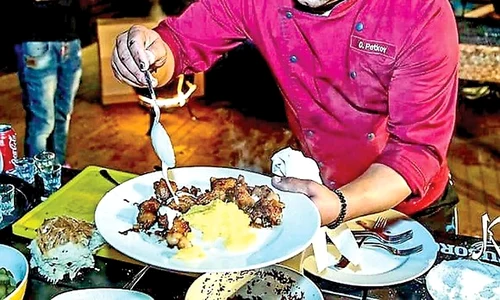 Patrama cu mămăliguță și usturoi sau festin culinar într o farfurie jpeg
