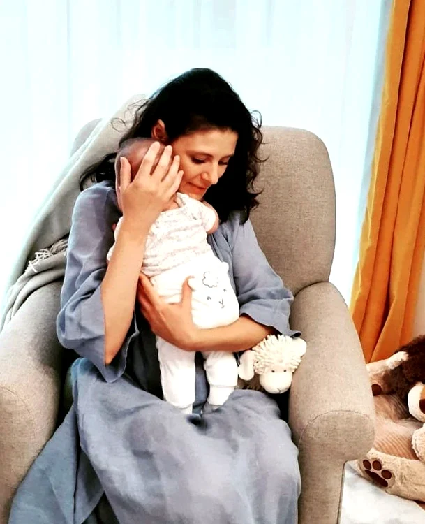 Ramona Păuleanu alături de fetița ei, Alexandra Sursă foto: Arhivă personală 