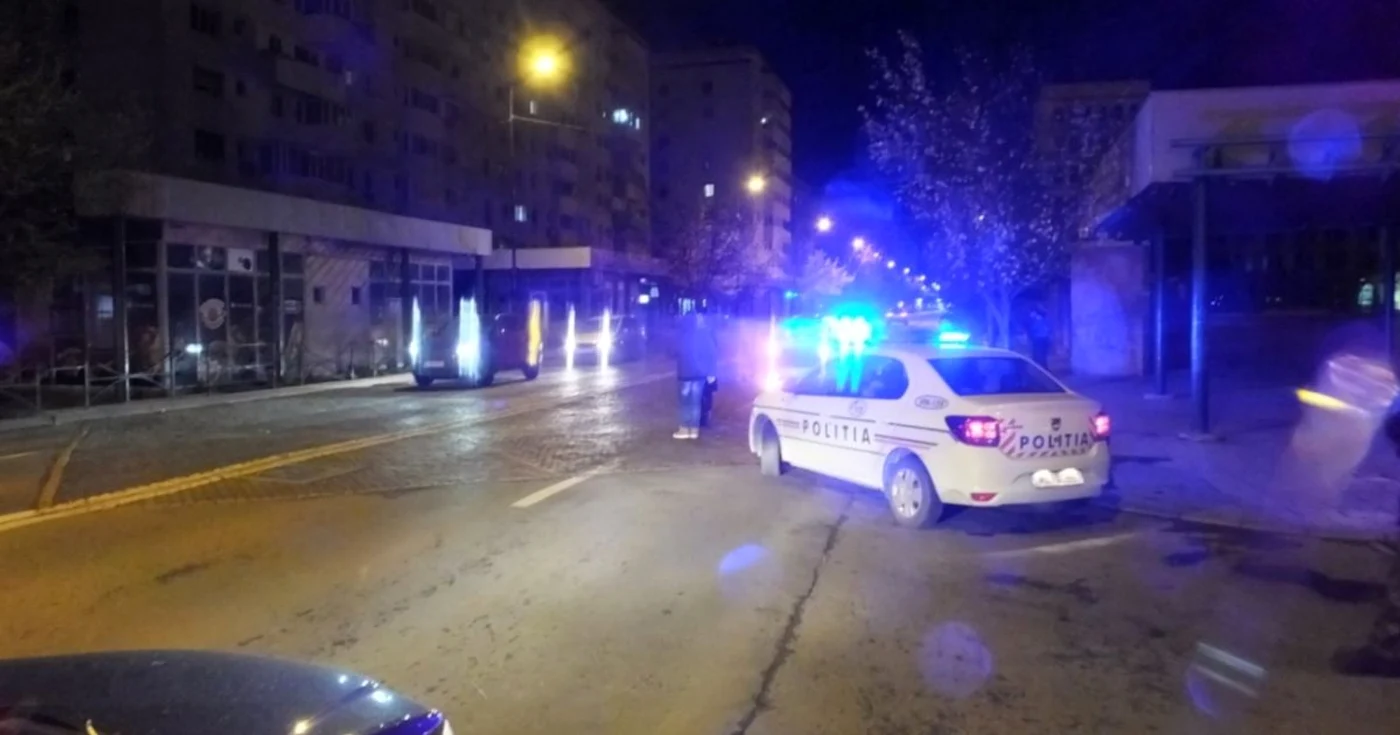 Maşină de poliţie noaptea Arhiva Adevărul