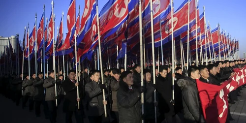 Susţinători ai Partidului Muncitorilor participă la o paradă cu steaguri nord-coreene în piaţa Kim Il Sung din Pyongyang Coreea de Sud FOTO AP