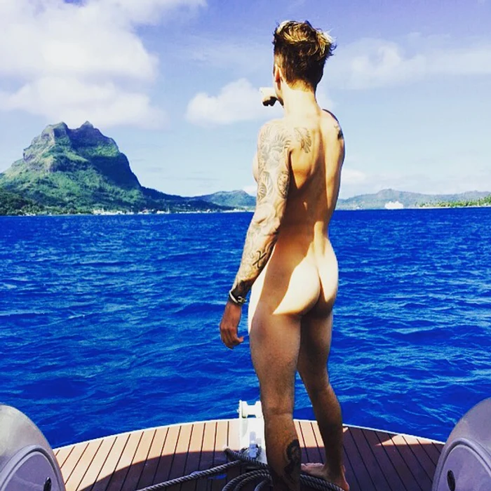 Justin Bieber face plajă nud pe iaht