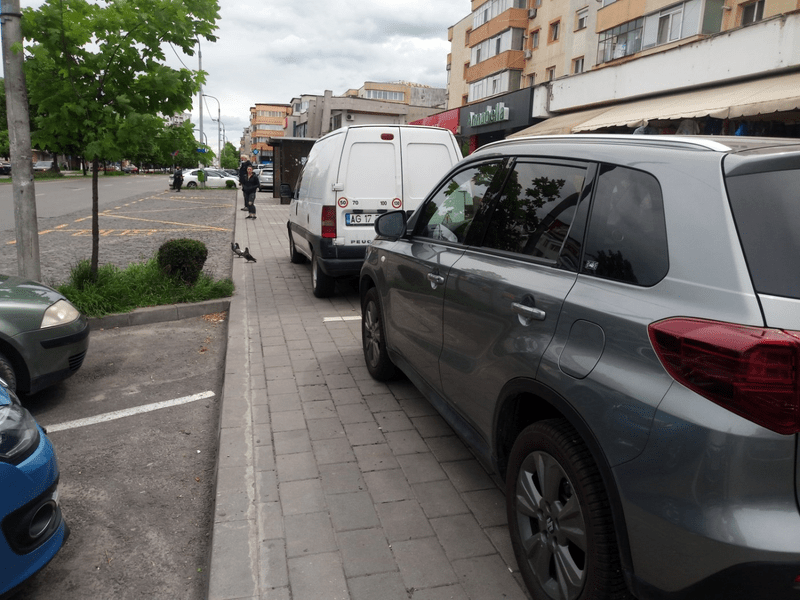 Șofer amendat de polițiști pentru parcare nelegală, deși era plecat din țară. Ce trebuia să facă Poliția Locală 