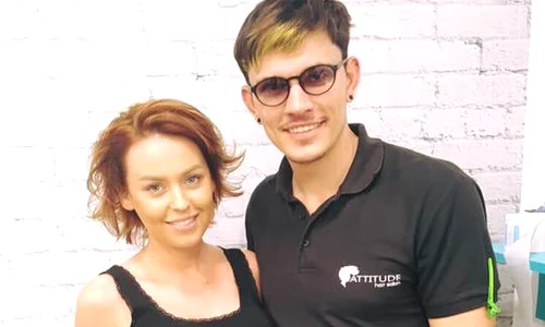 Misha s a pozat alături de stilistul care i a schimbat coafura jpeg