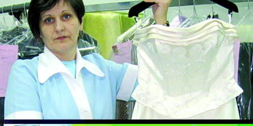 Cornelia Timar, angajata unei spălătorii din Deva a recondiţionat rochii de mireasă cu cristale Swarovski