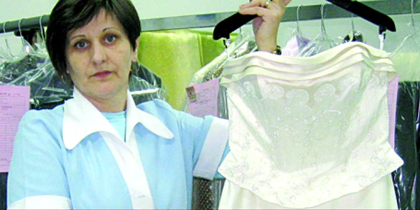 Cornelia Timar, angajata unei spălătorii din Deva a recondiţionat rochii de mireasă cu cristale Swarovski