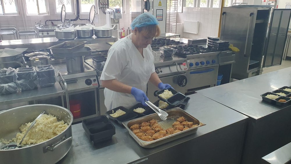 Reportaj în bucătăria Spitalului Fundeni, unde un pacient a primit biscuiți cu viermi. „Suntem o mână de oameni la peste 500 de guri”