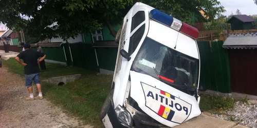 Maşina Poliţiei s-a proptit într-un podeţ