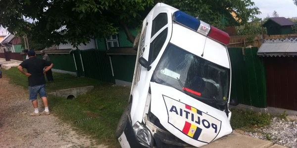 Maşina Poliţiei s-a proptit într-un podeţ