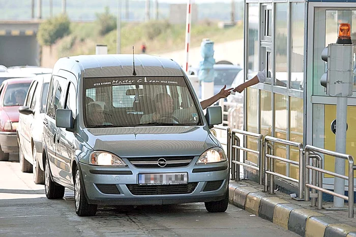 Se va mai putea plăti la bariere doar pe o bandă