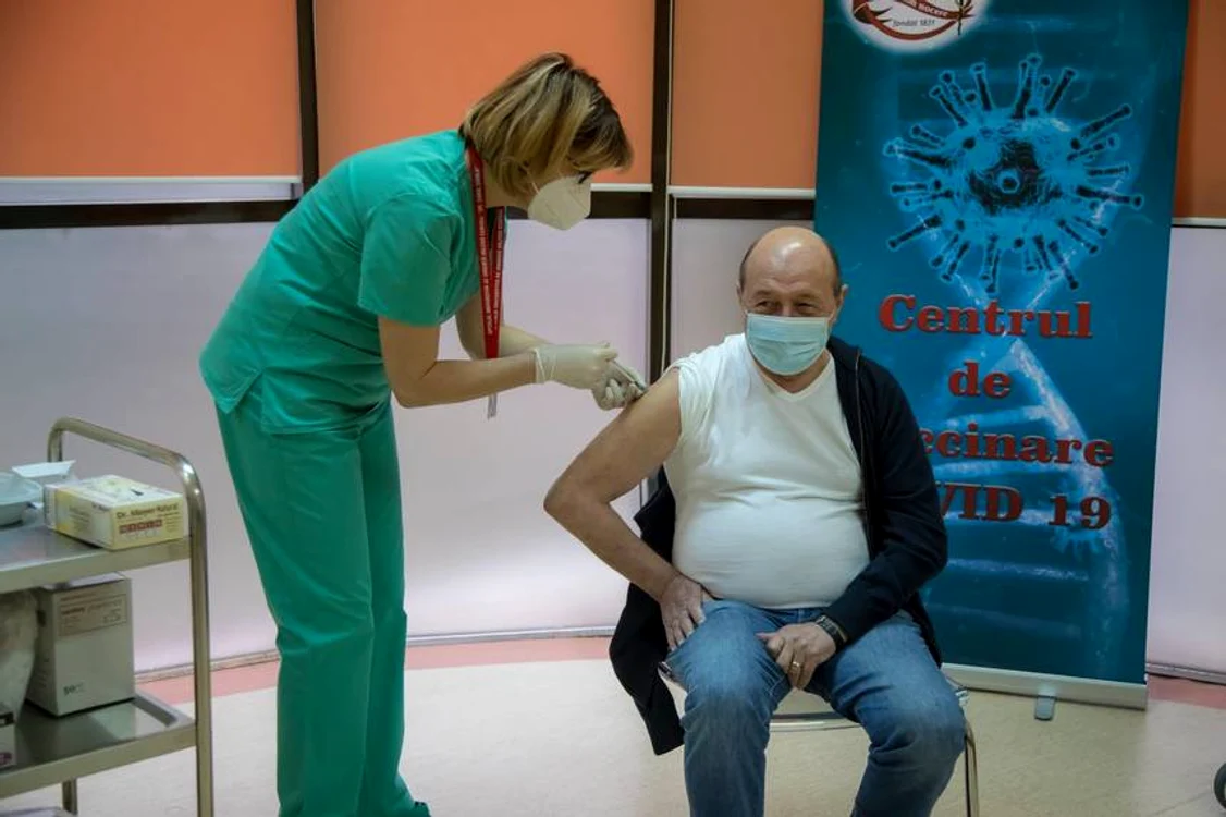 
    Fostul președinte Traian Băsescu s-a vaccinat împotriva coronavirusuluiFoto: Facebook  