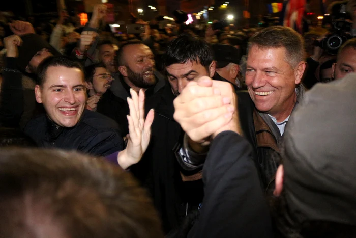 Klaus Iohannis s-a bucurat de victorie alături de zecile de mii de oameni adunați pentru el în Piața Universității din Capitalăfoto: Adevărul