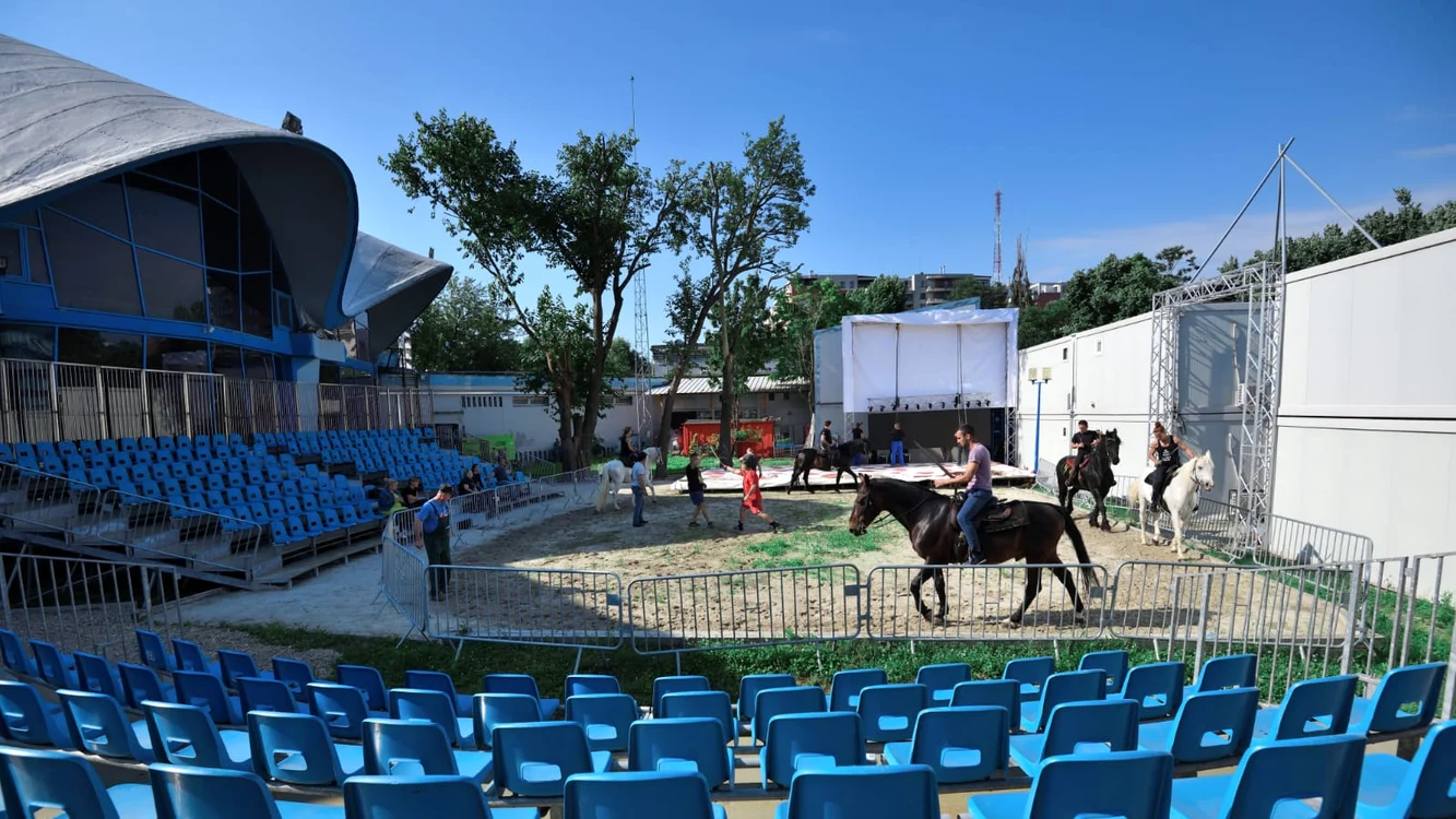 
    Arena pe care vor evolua în această vară artiștii Circului Metropolitan este situată în Parcul Circului, lângă sala de spectacole  