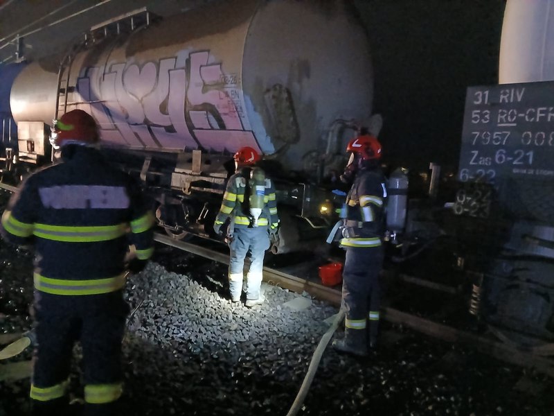 Pericol de explozie în Mureș. Forțele de intervenție au reușit să opreasă scurgerile de combustibil la un vagon tip cisternă