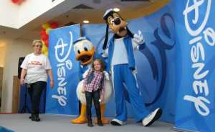 Copii de toate vârstele s-au fotografiat cu Mickey Mouse 2