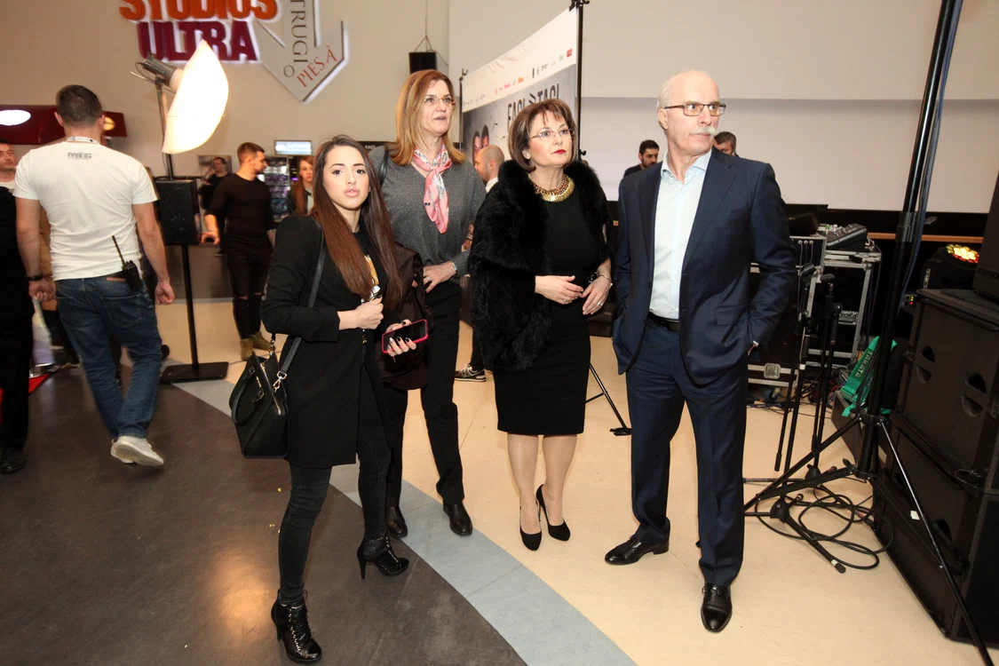 Mariana Bitang și Octavian Bellu, alături de Elisabeta Lipă și Larisa Iordache la premiera filmului ”Faci sau taci”