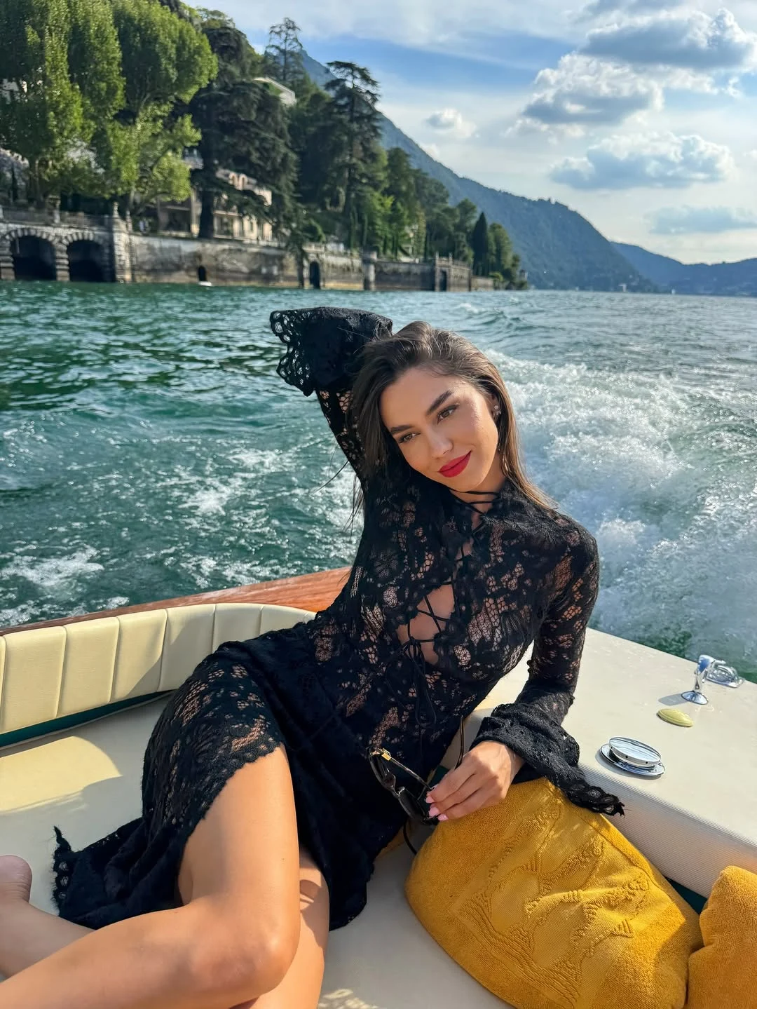 Ținuta sexy a Mirei la Lacul Como