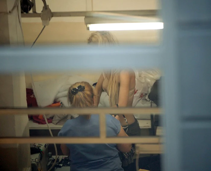 Solista a probat o rochie de scenă și și-a lăsat la vedere sânii mari, sufocaţi de sutienul strâmtFotografii: Mihai Ionescu